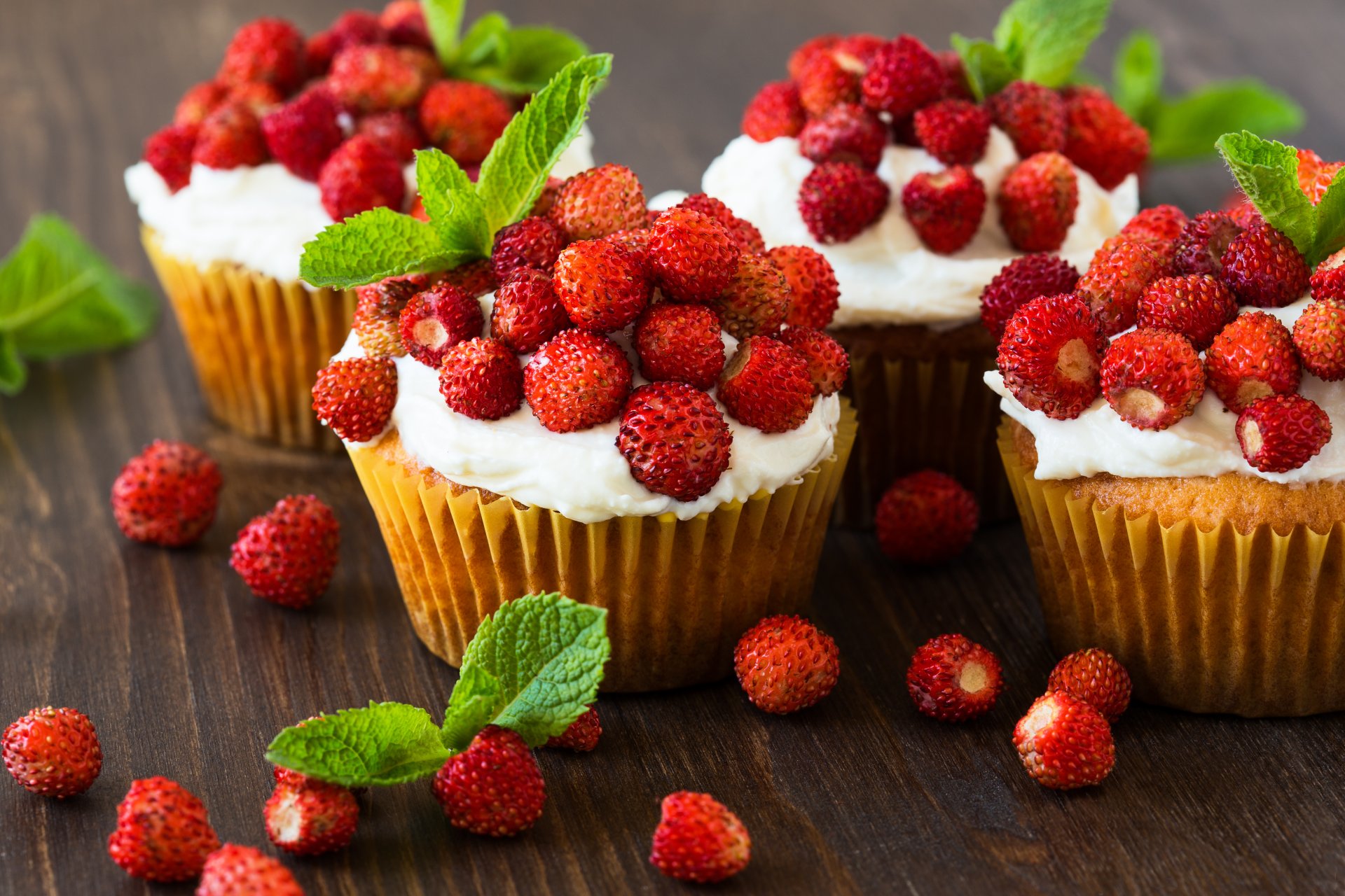 cupcake dessert crème brownie doux fraises baies