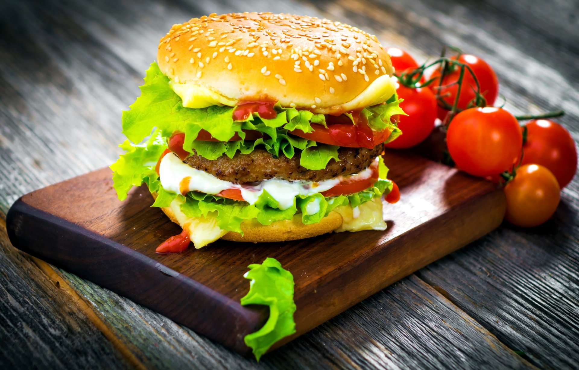 hamburger restauration rapide pain sésame escalope oignon tomates légumes salade feuilles fromage planche