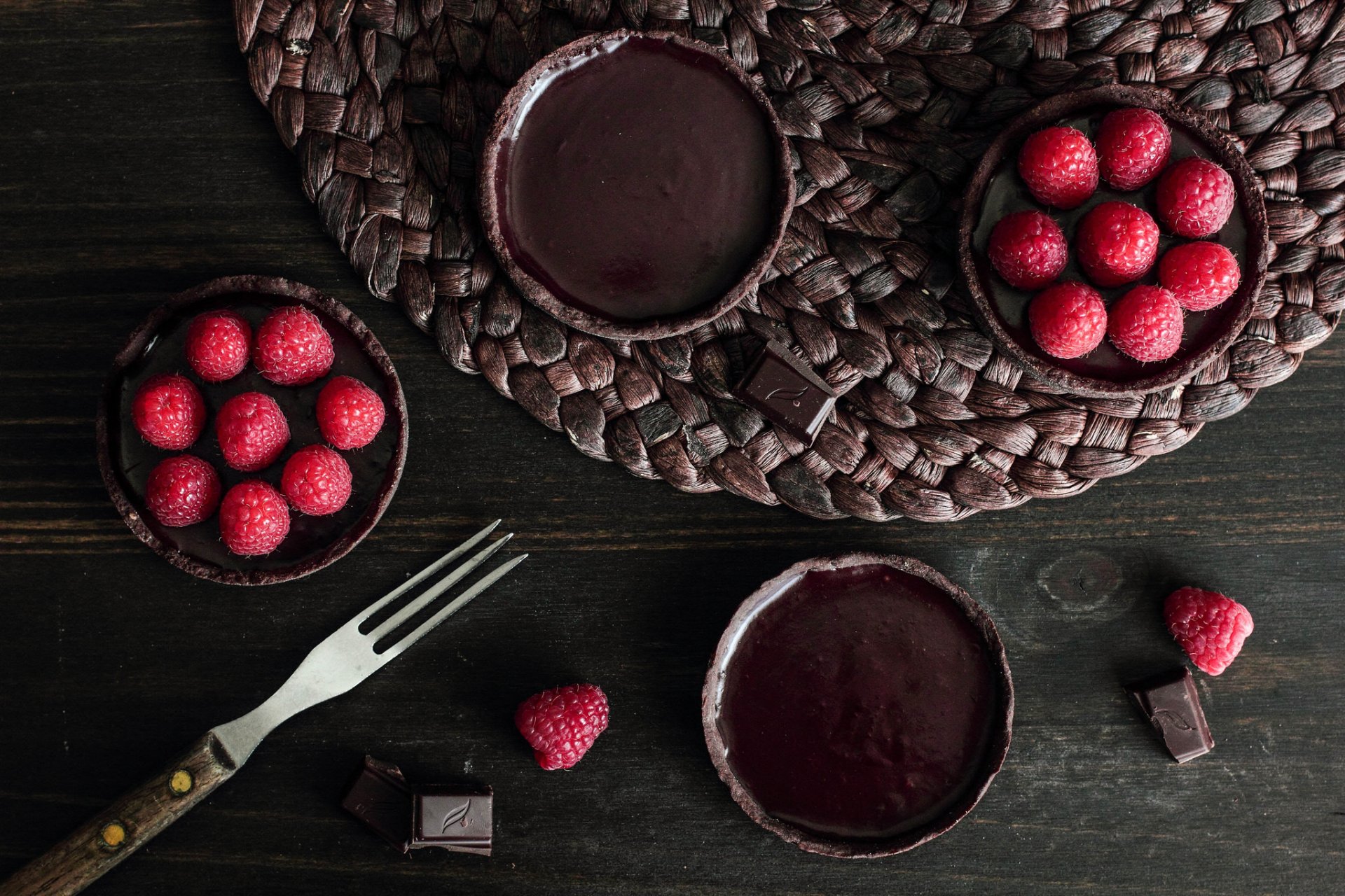 torta di lamponi al cioccolato torta lamponi bacche cioccolato forchetta