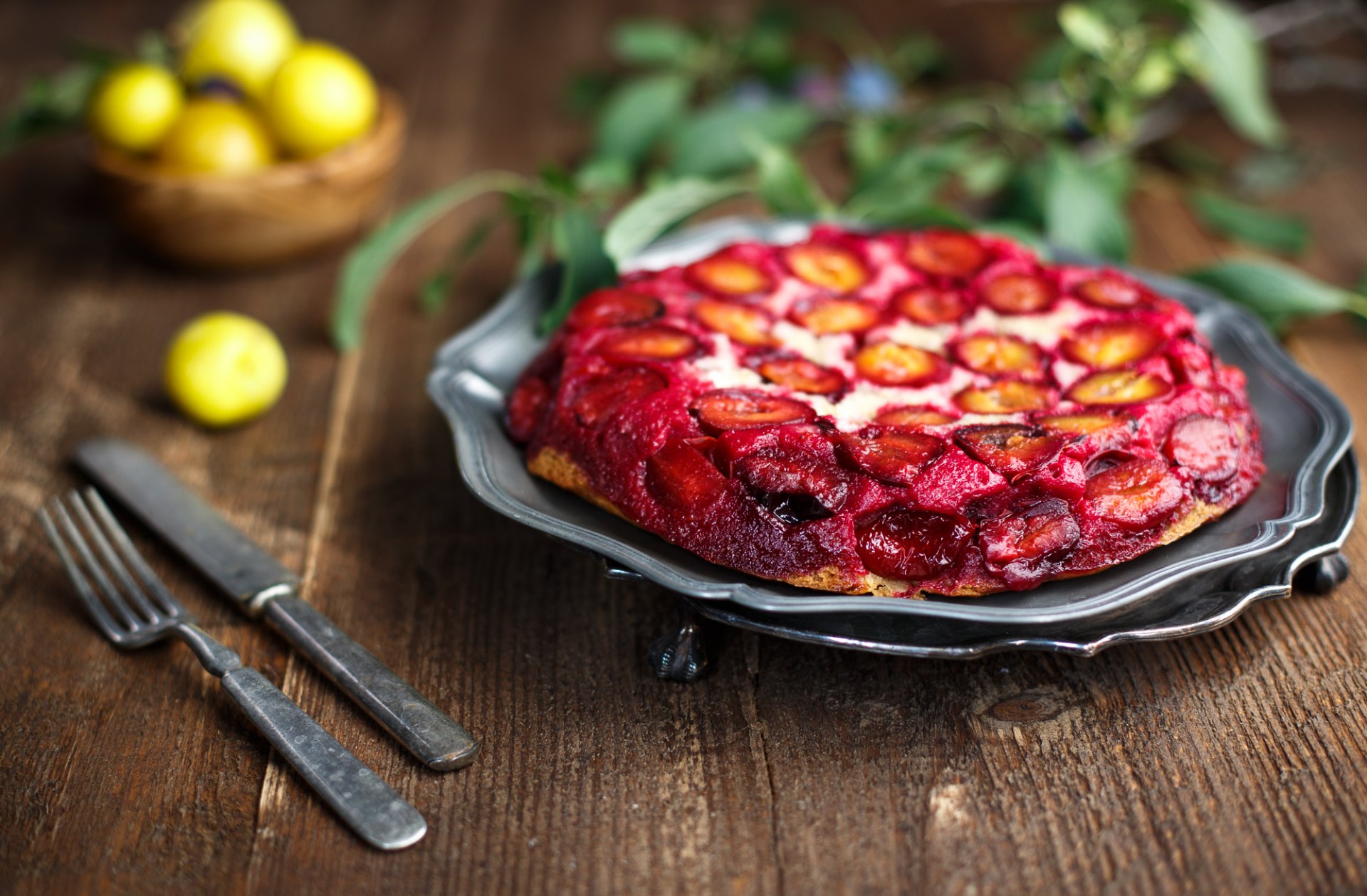 tarte aux prunes prunes couteau fourchette