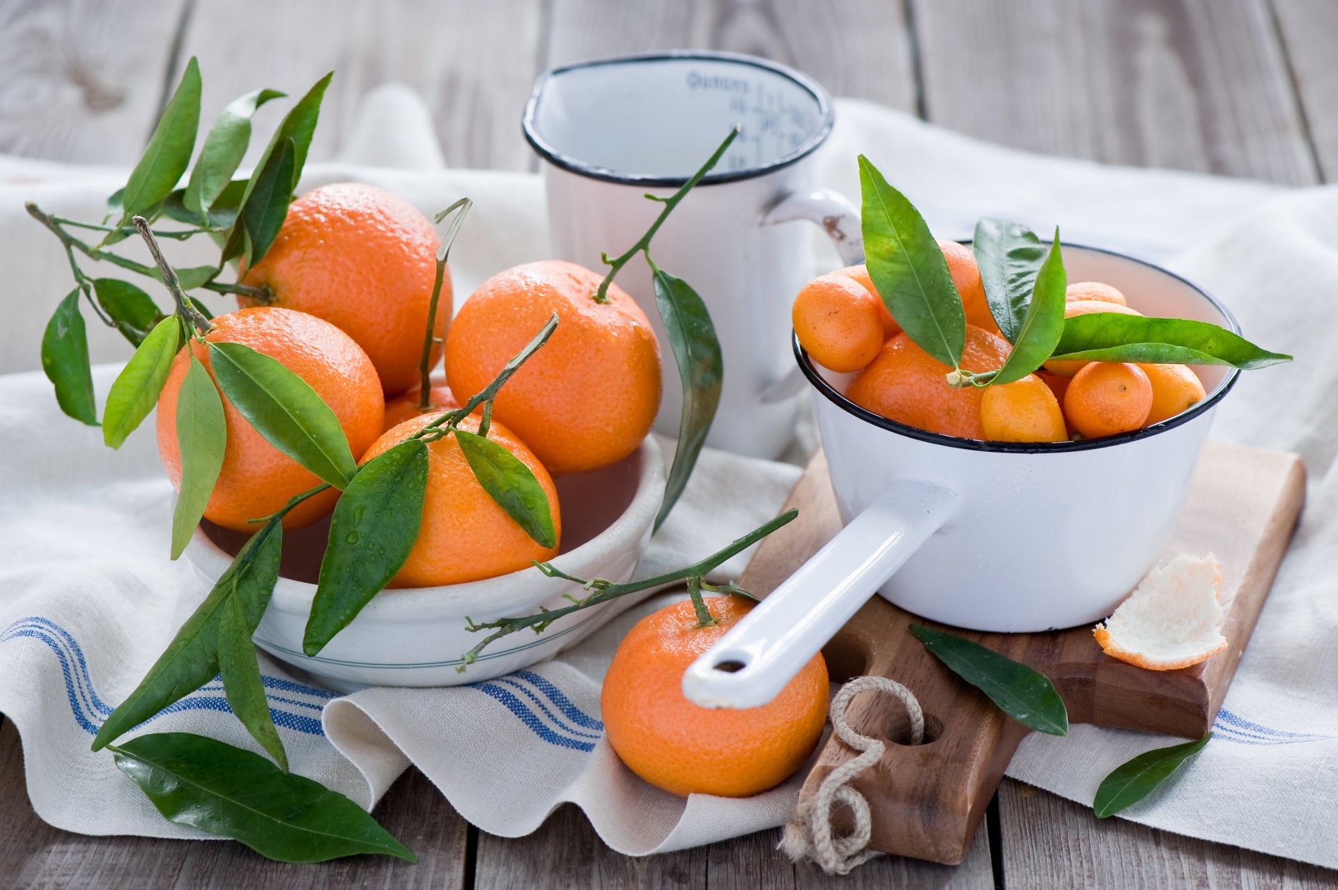 mandarini kumquat frutta arancia agrumi foglie gocce stoviglie tavola tovagliolo anna verdina