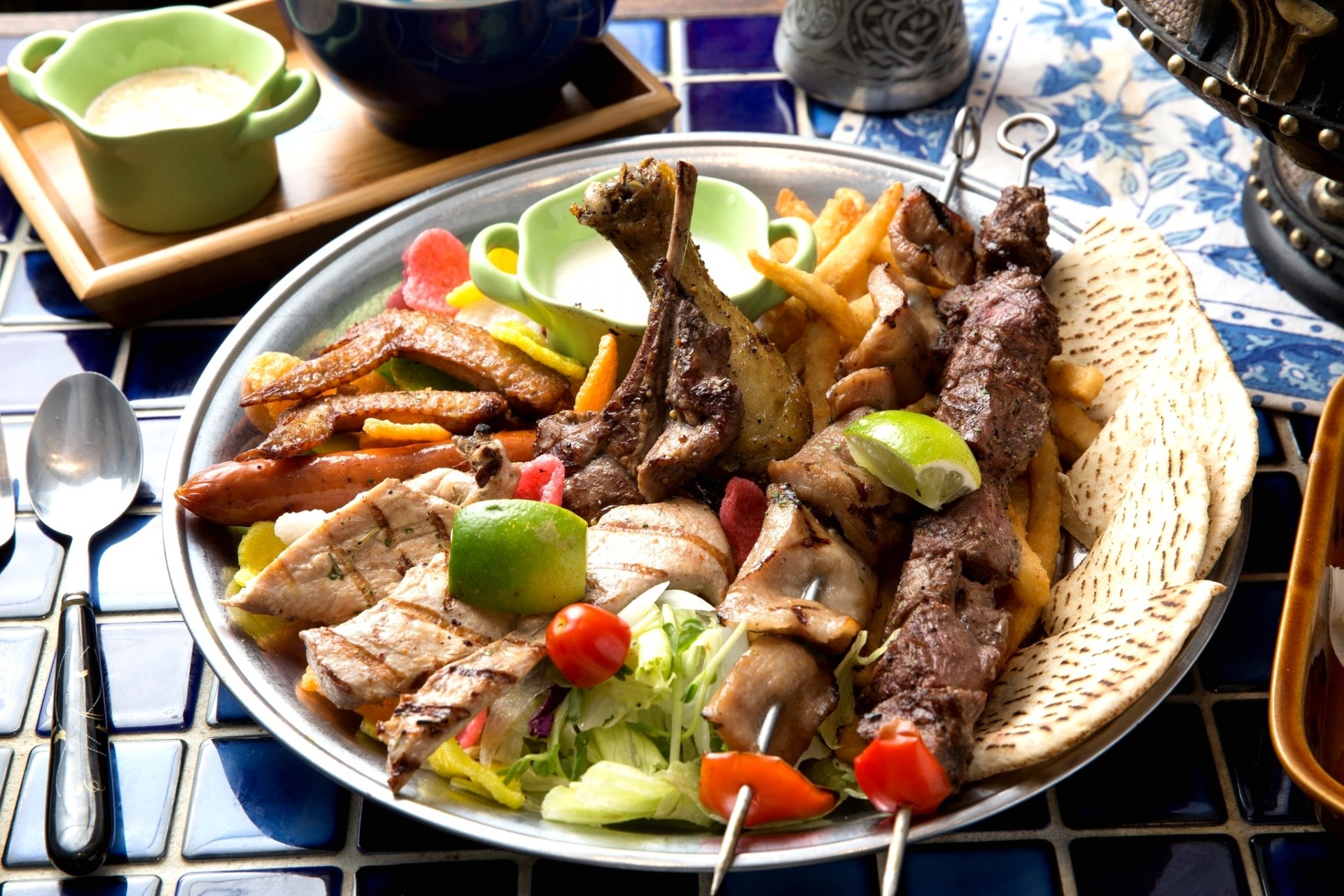 viande légumes pains assortiment brochettes