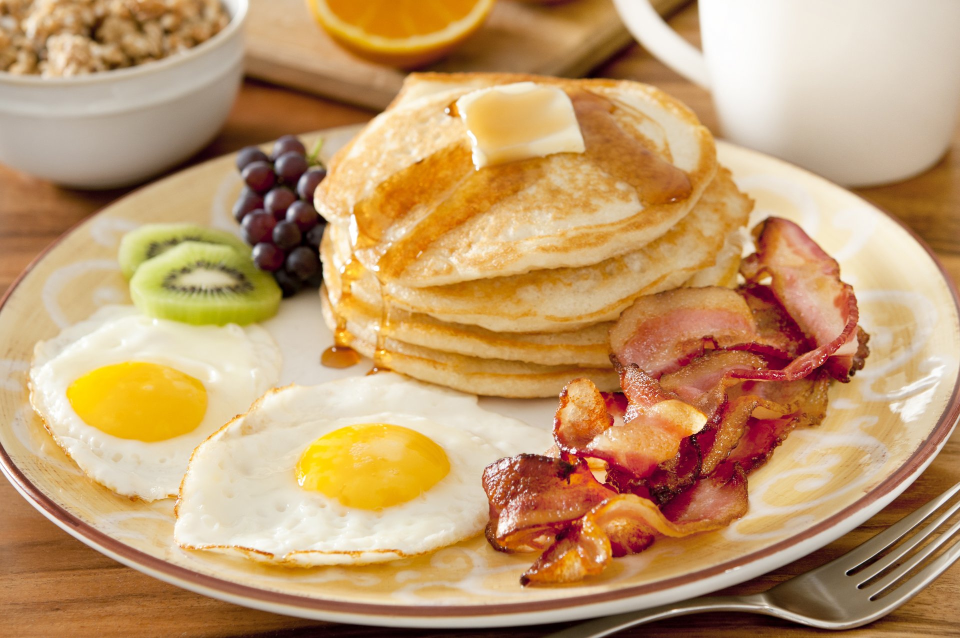 desayuno fruta buñuelos huevos revueltos panqueques tortilla