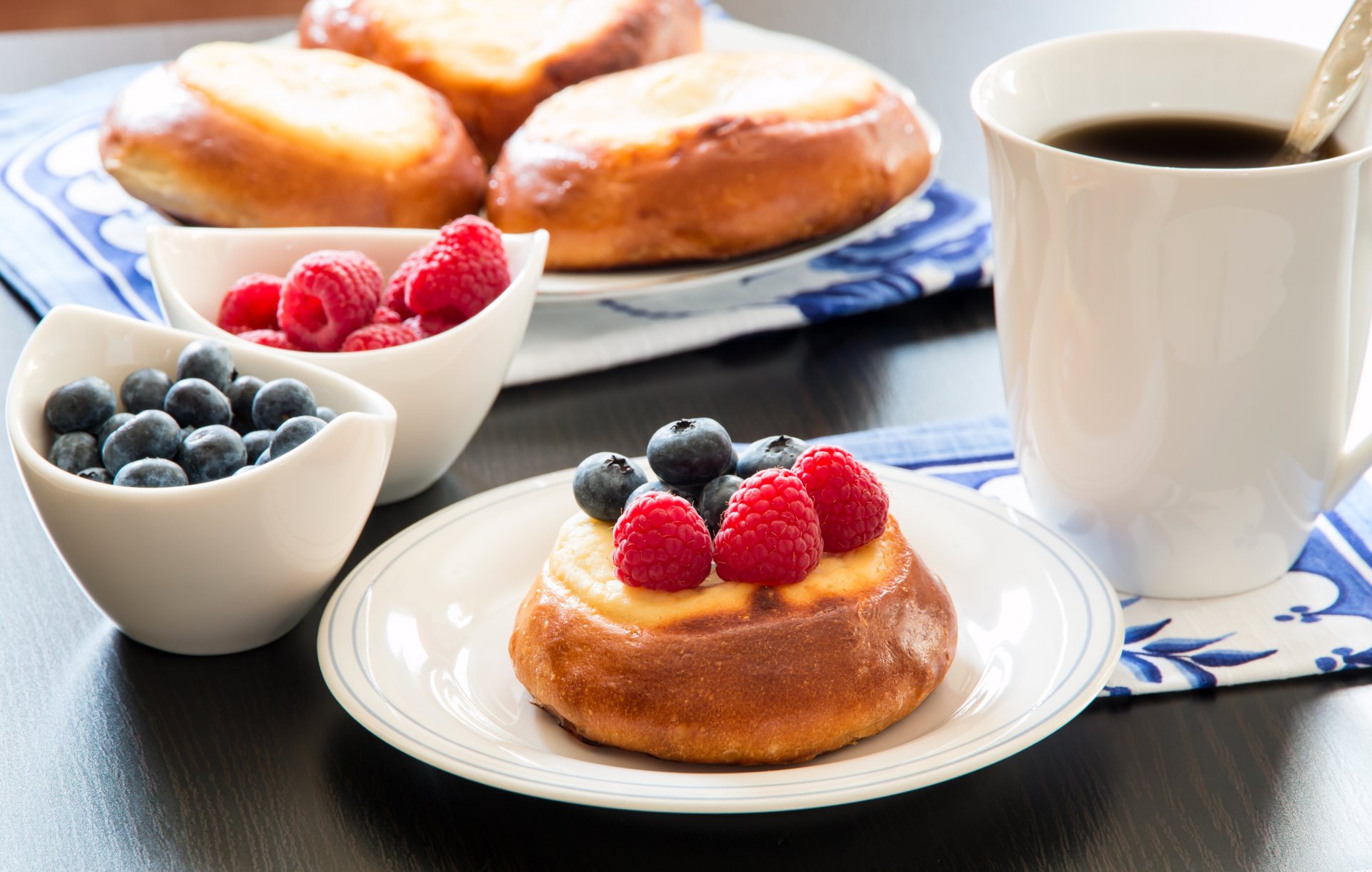 colazione muffin tazza caffè lamponi mirtilli mirtilli