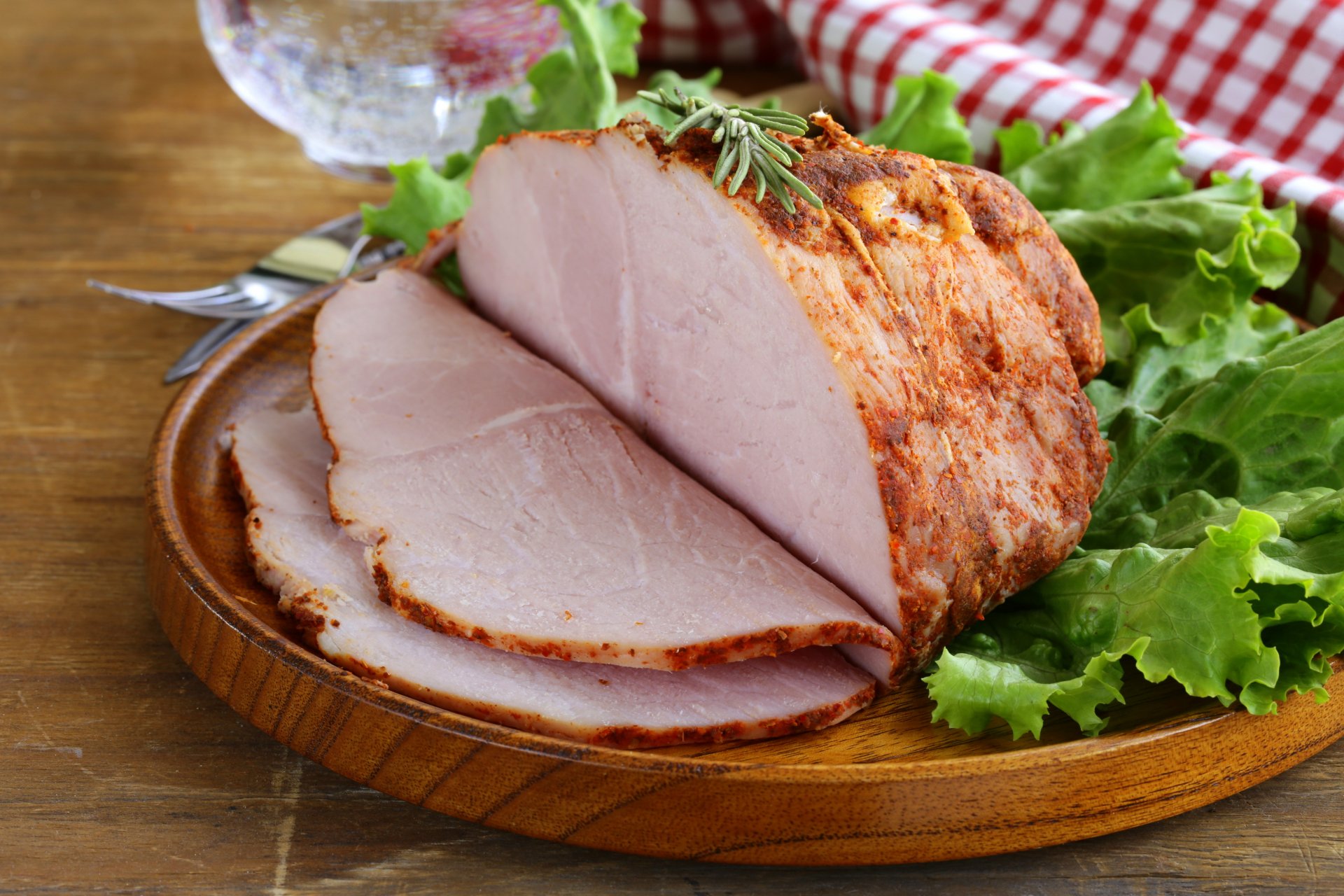 plat de viande viande cuite au four salade légumes verts