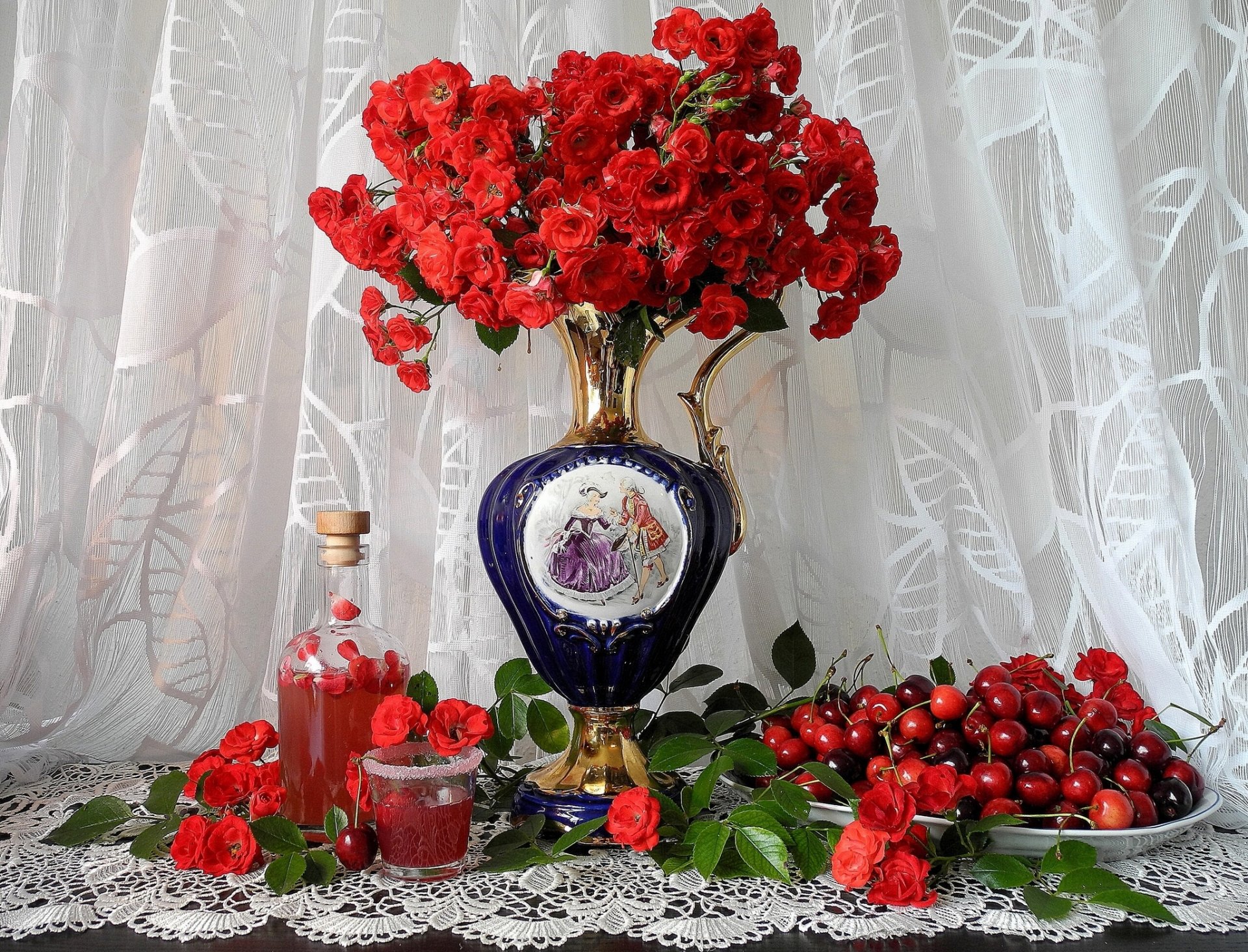 flores rosas bayas cerezas verter servilleta tul florero naturaleza muerta