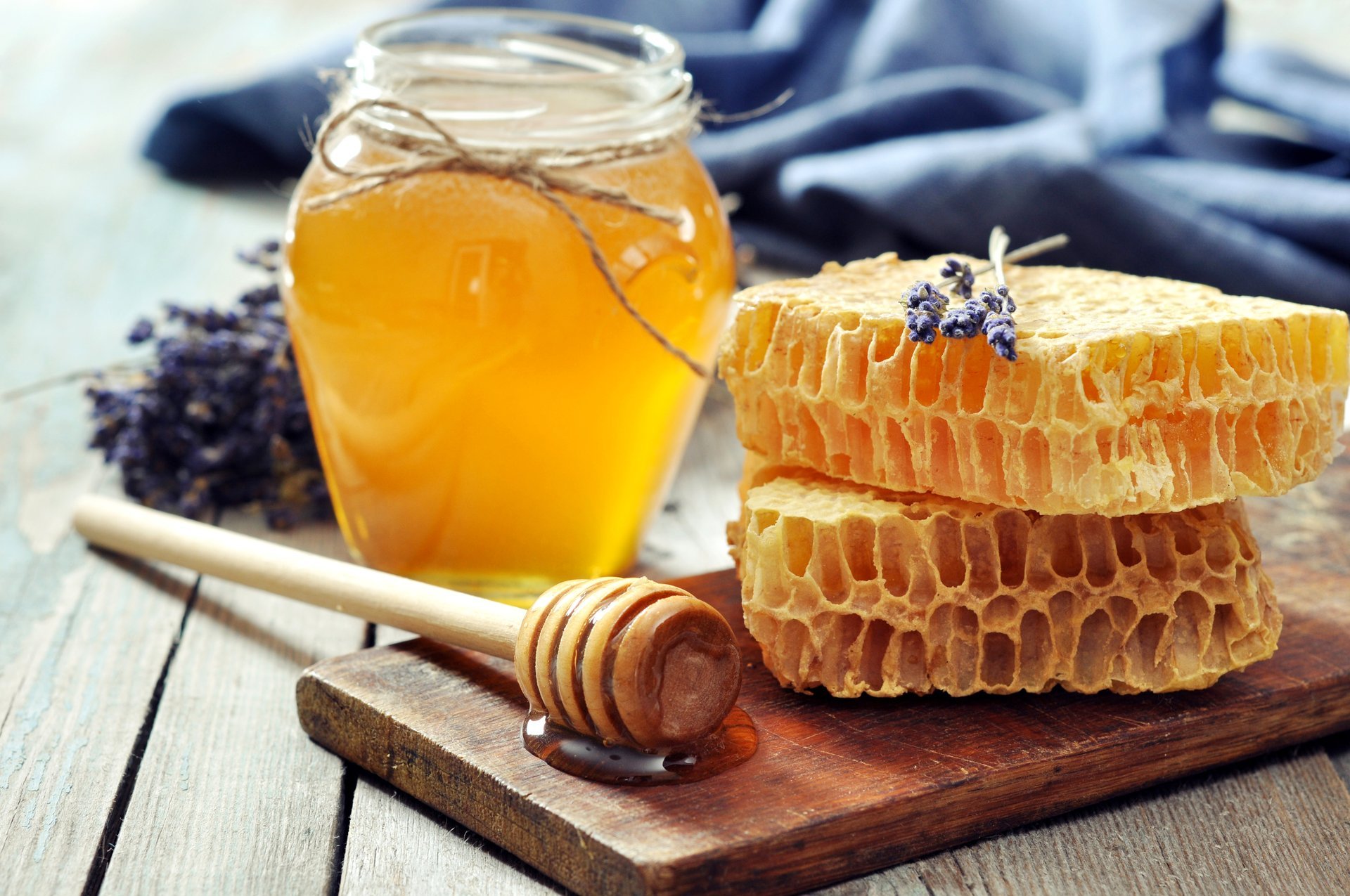 honey of the cell spoon of the bank jar board lavender