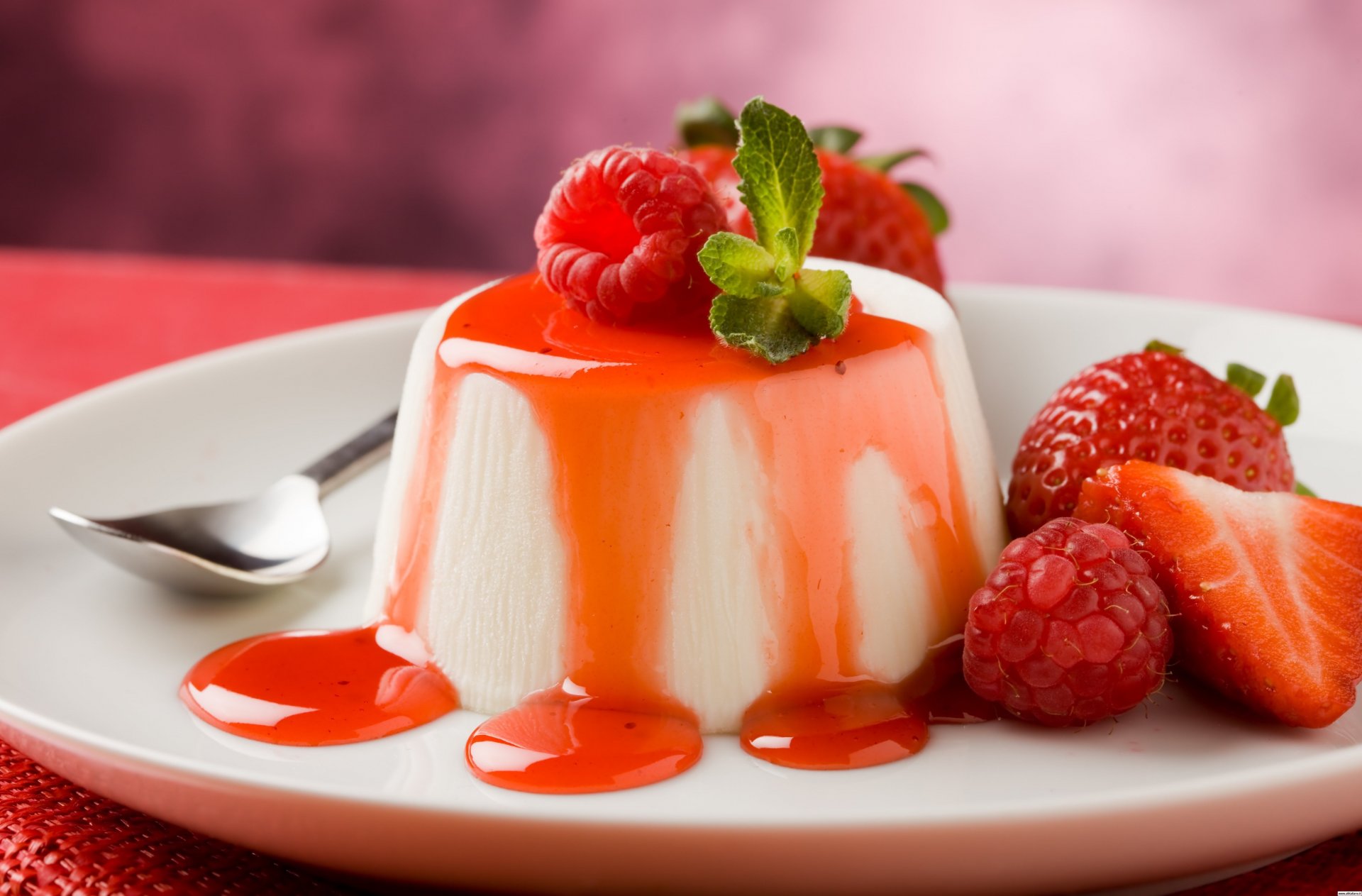 panna cotta truskawka syrop malinowy syrop miód deser włoski deser piemont włochy łyżka pyrex mleko nate cukier żelatyna przyprawy jagody rafinacja smak pyszne degustacja mięta zielona