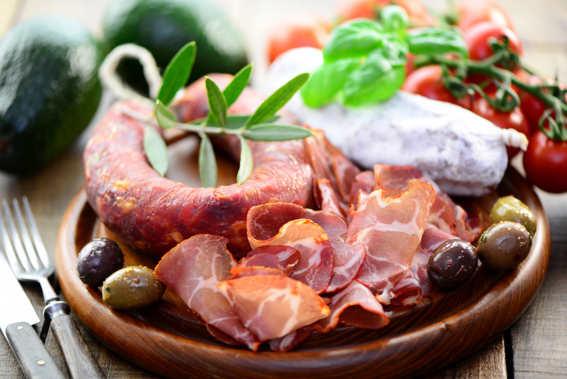 fleischprodukte wurst schinken gemüse essen foto