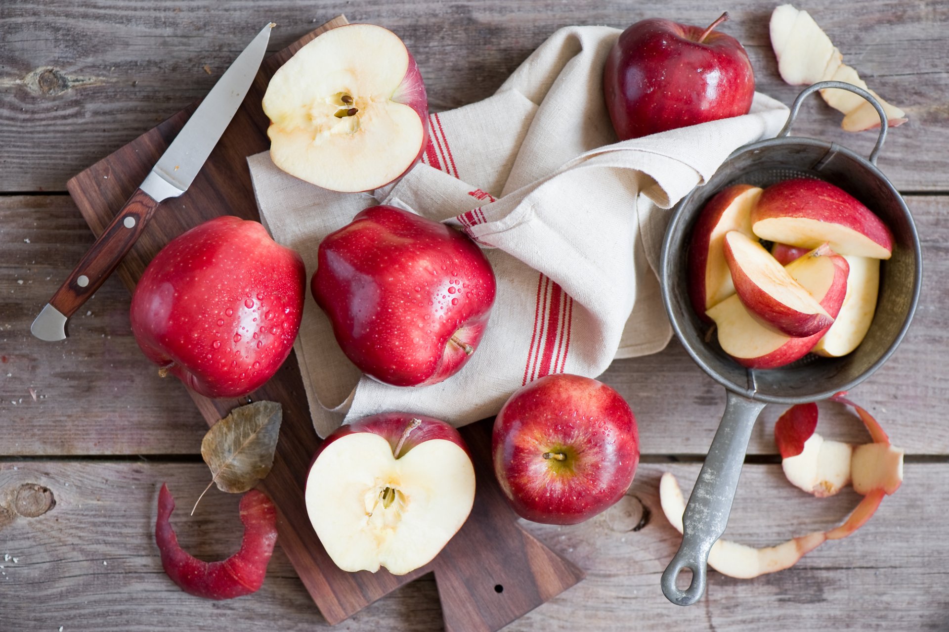 manzanas gajos toalla cuchillo