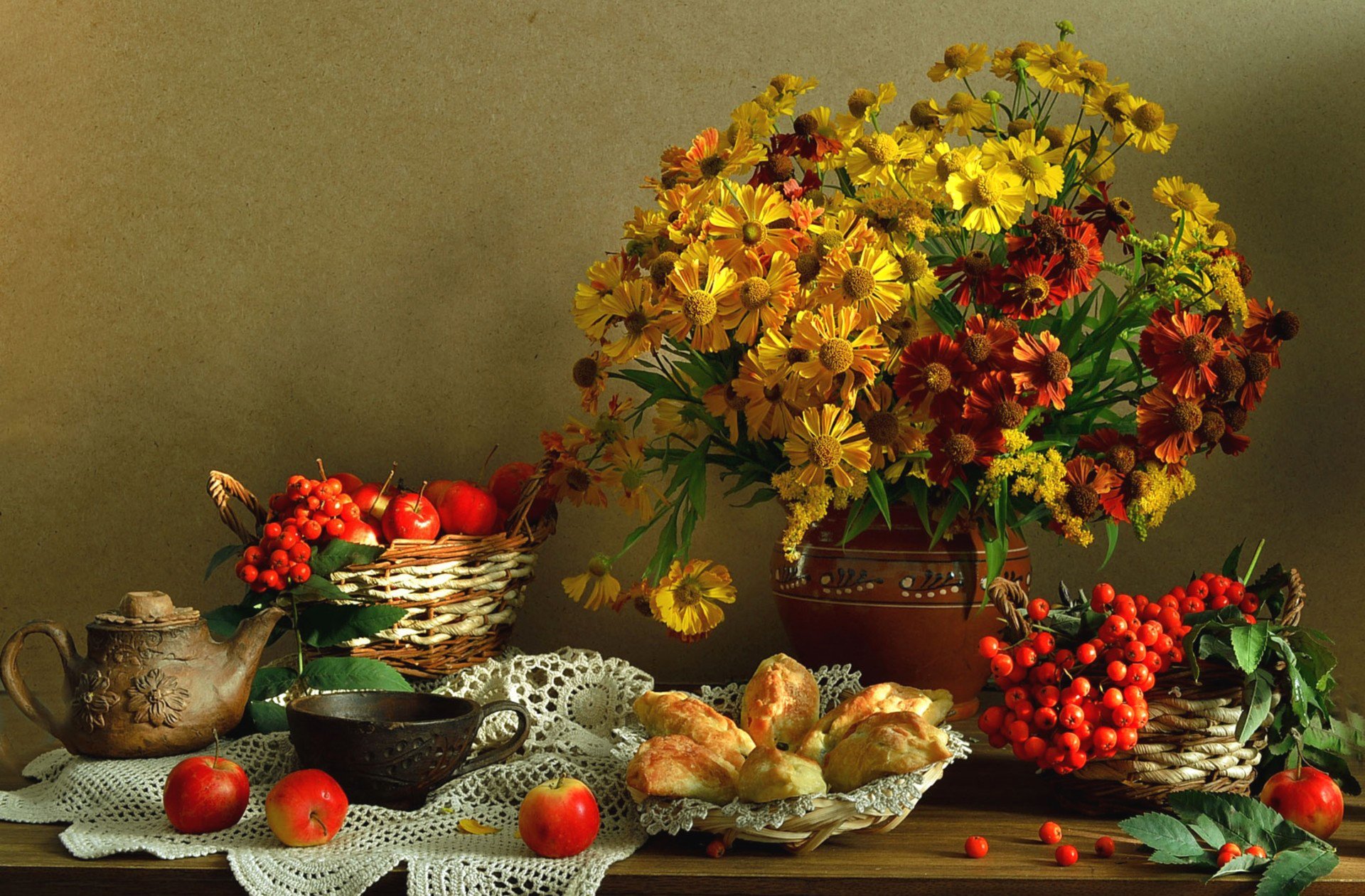 naturaleza muerta flores bayas manzanas tetera taza pasteles