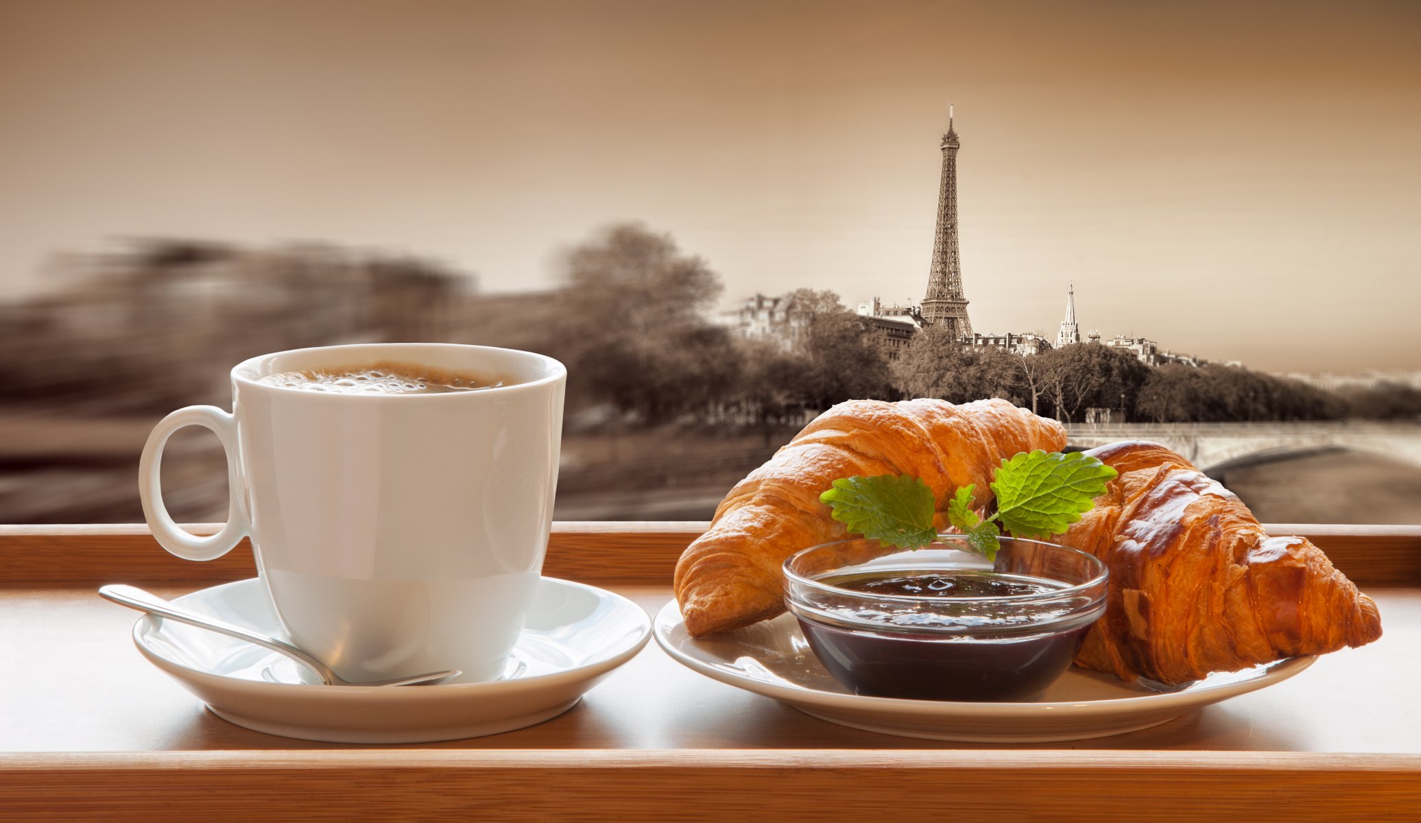 desayuno pasteles croissant café taza chocolate parís francia