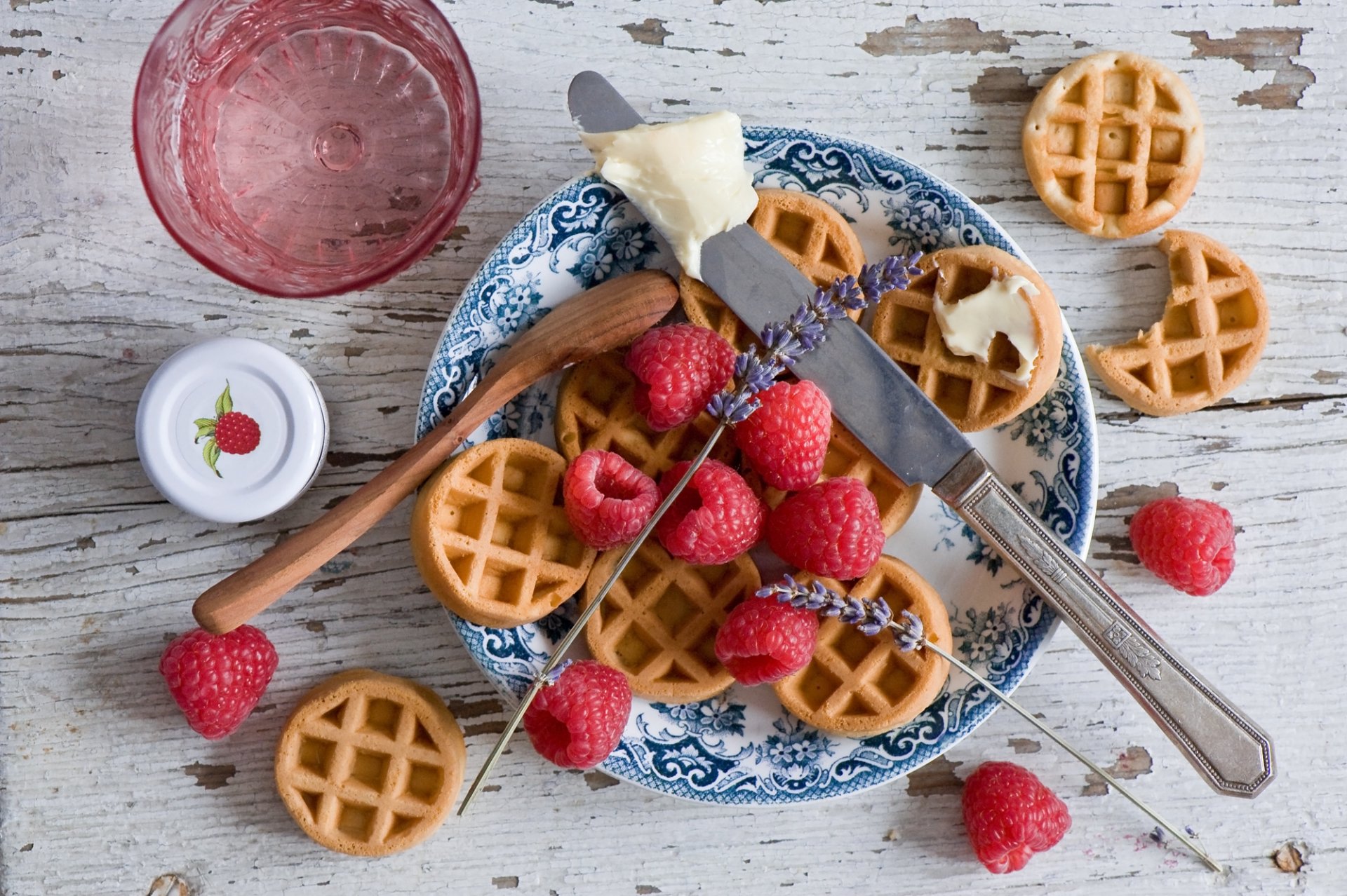 gaufres baies framboises lavande assiette couteau cuillère