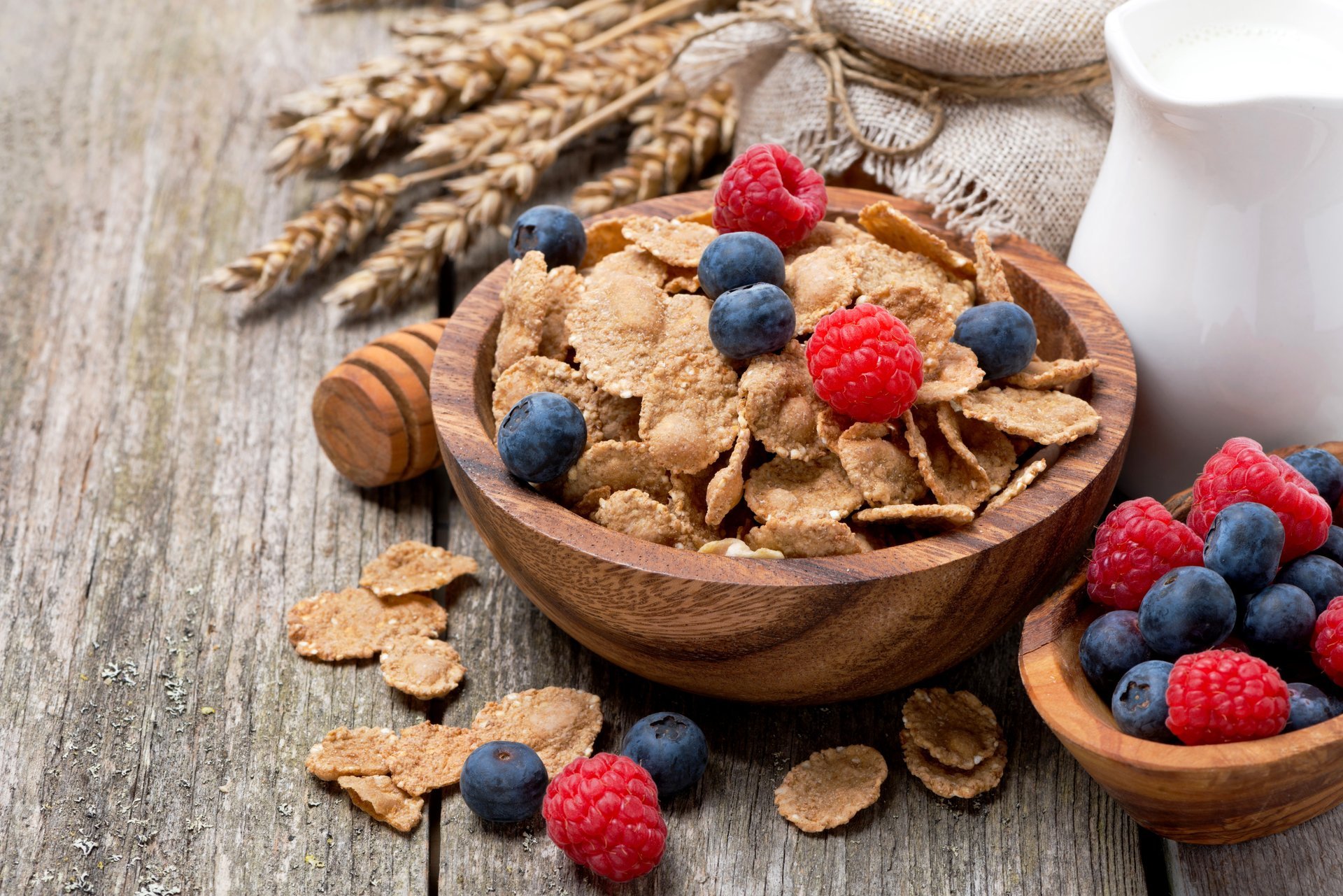 cornflakes frühstück himbeeren blaubeeren milch lebensmittel obst himbeeren