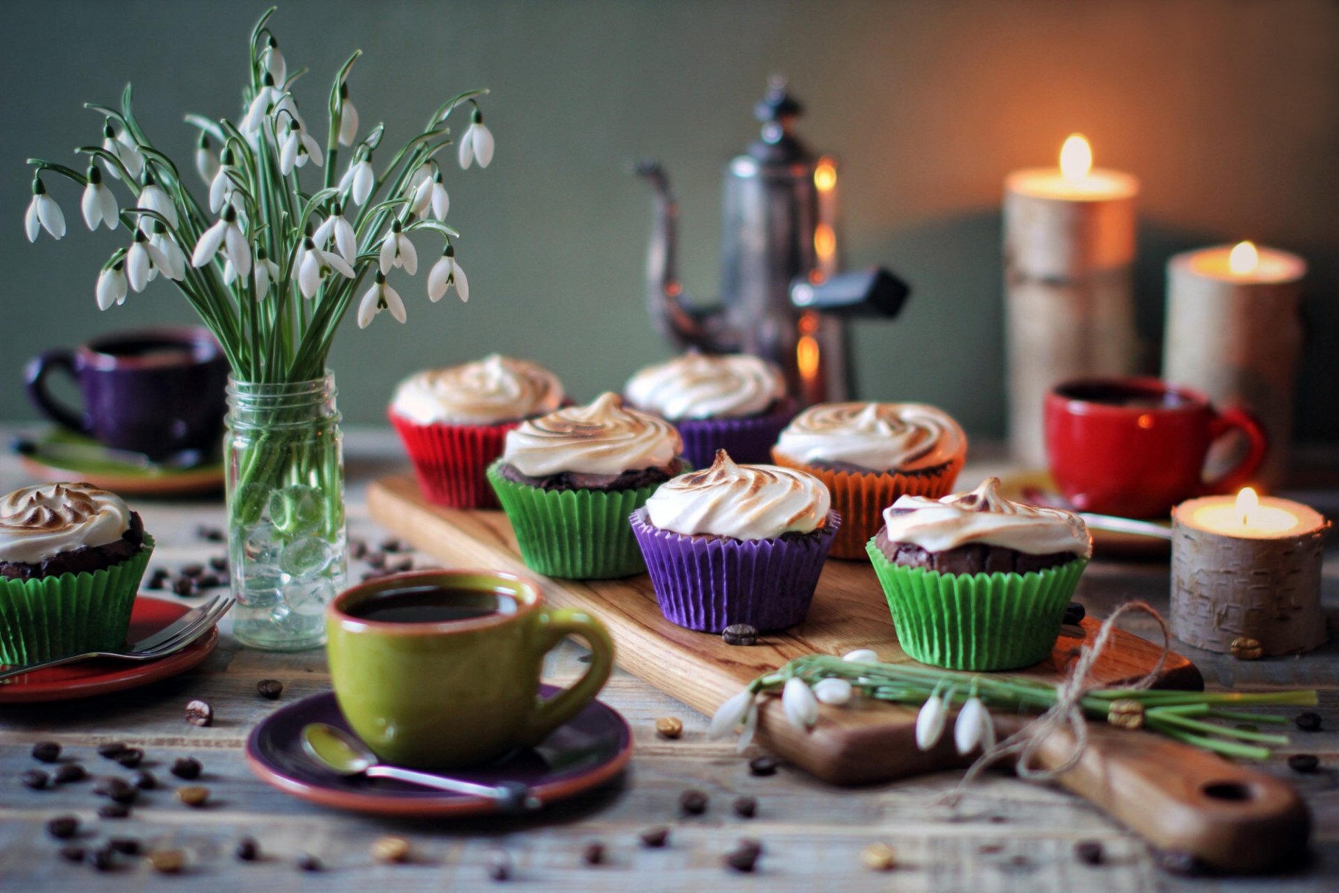 muffins creme baiser schneeglöckchen blumen tassen kaffee dessert süß kerzen