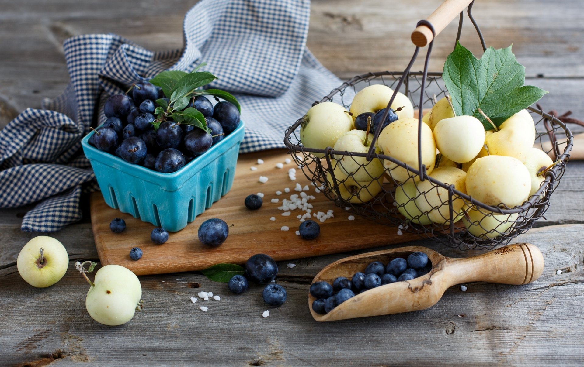 pommes prunes fruits panier panier bleuets bleuets baies vaisselle