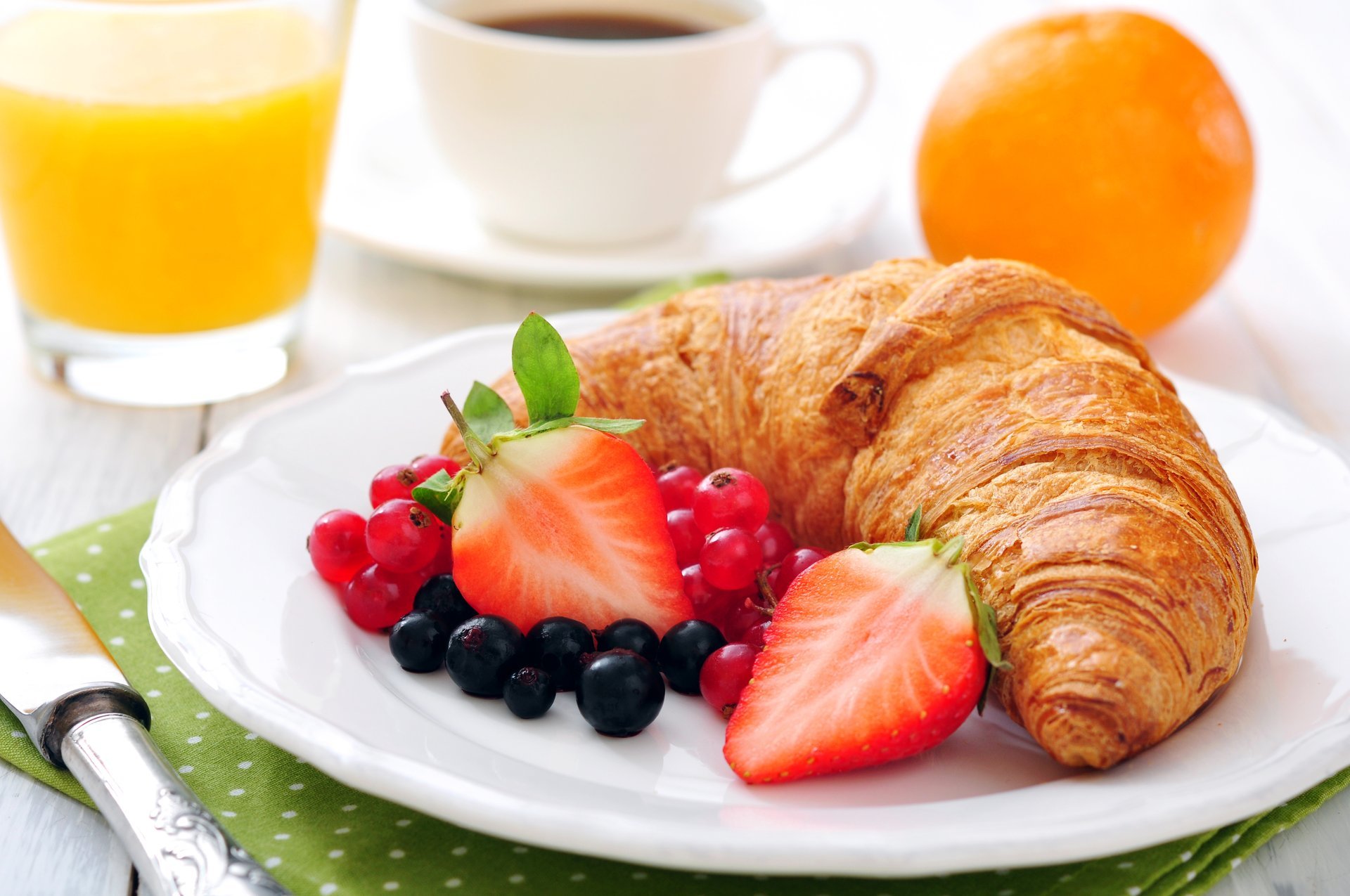 frühstück kaffee saft erdbeere orange tasse orange croissants