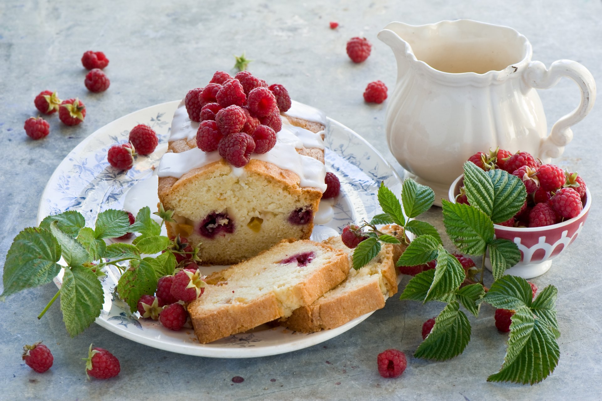 cupcake backen himbeeren beeren glasur dessert blätter