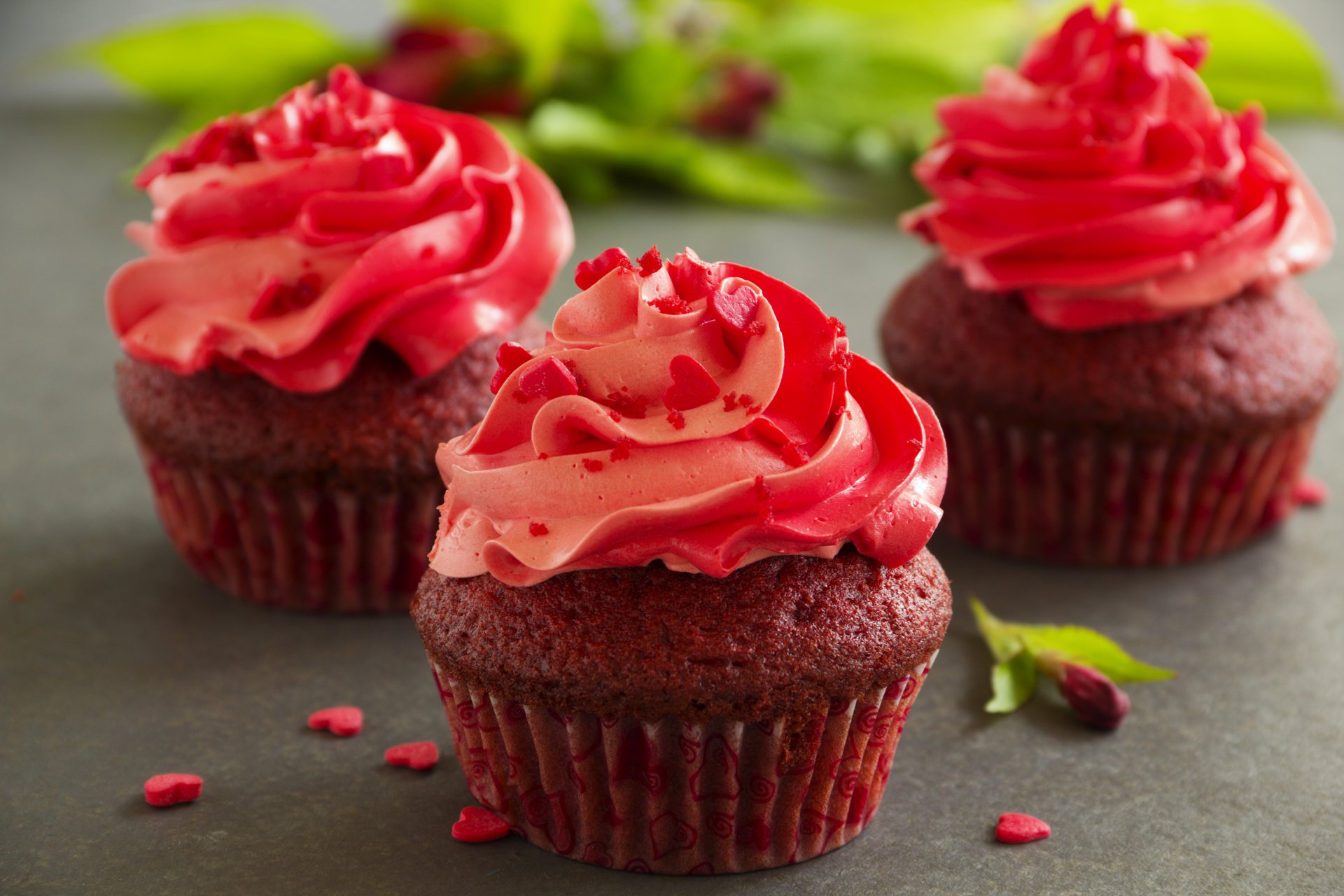 gebäck süße schokoladenmuffins sahne zuckerherzen