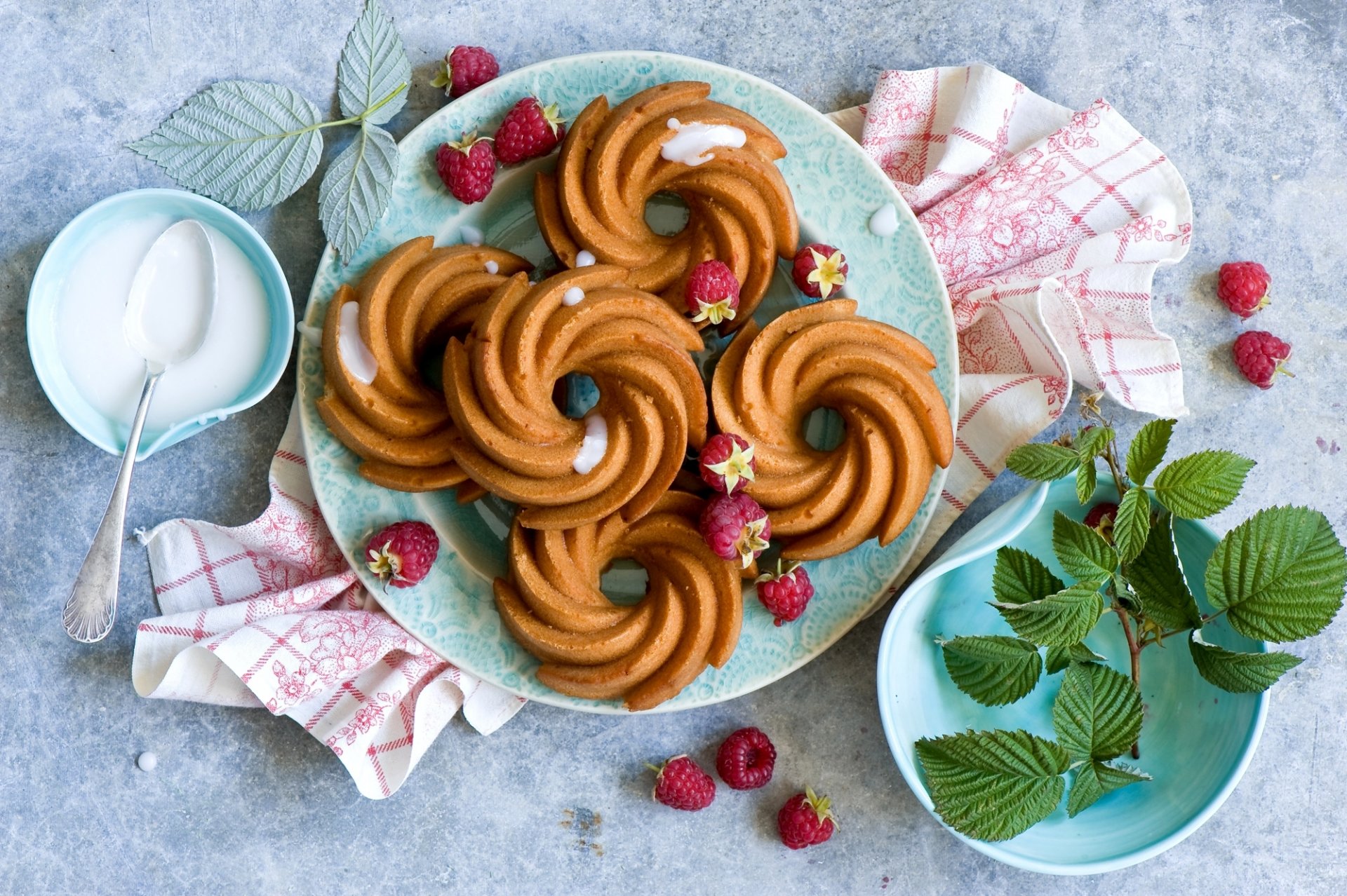 kuchen beeren himbeeren saure sahne backen blätter essen