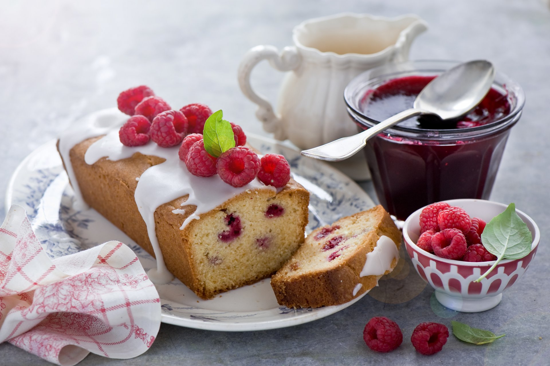 dessert gâteau brownie doux nourriture framboise crème nourriture framboises