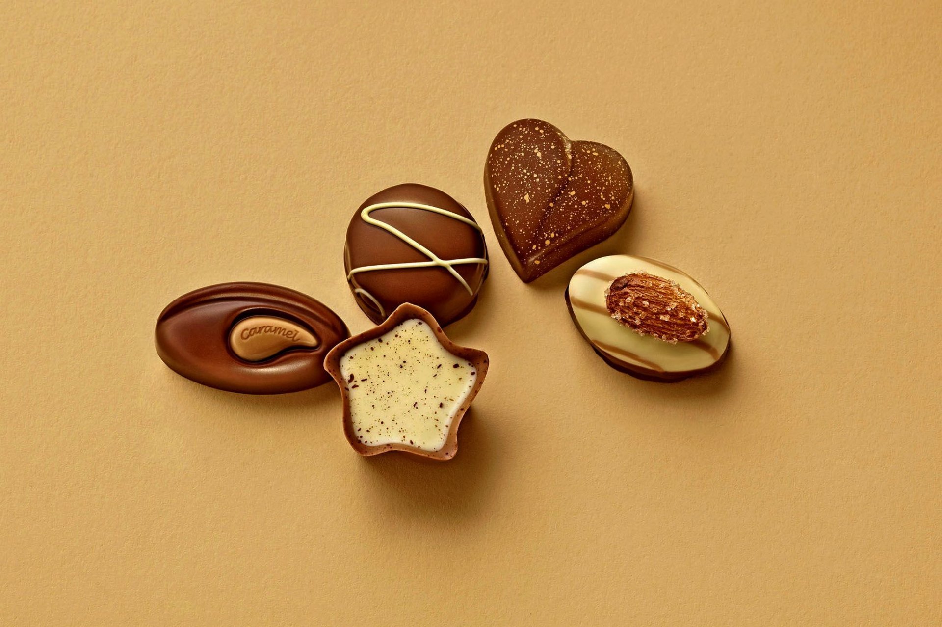 chocolate dulces caramelo con corazón crema caramelo corazón almendras