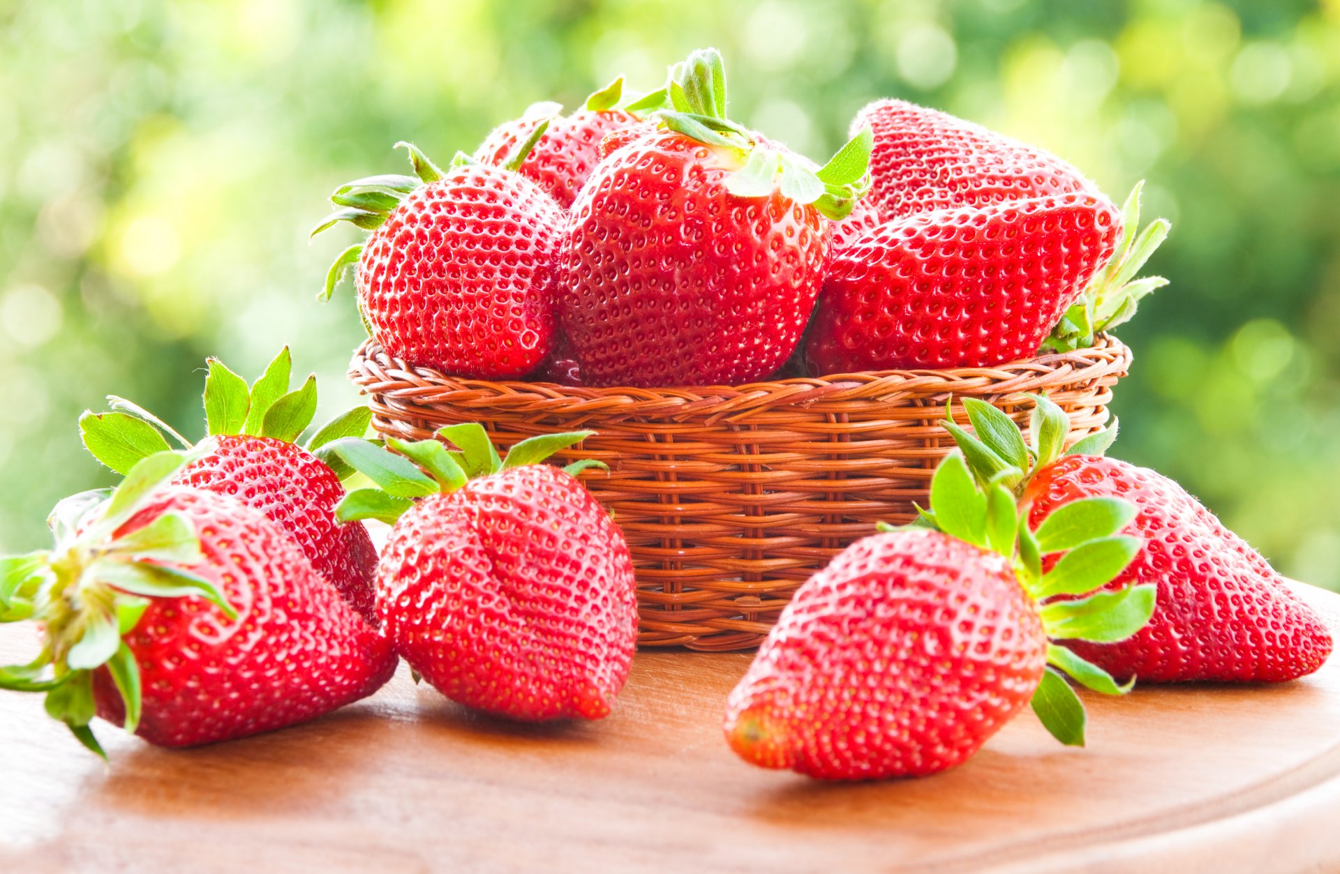 fragola fresco bacche rosso maturo rosso cestino