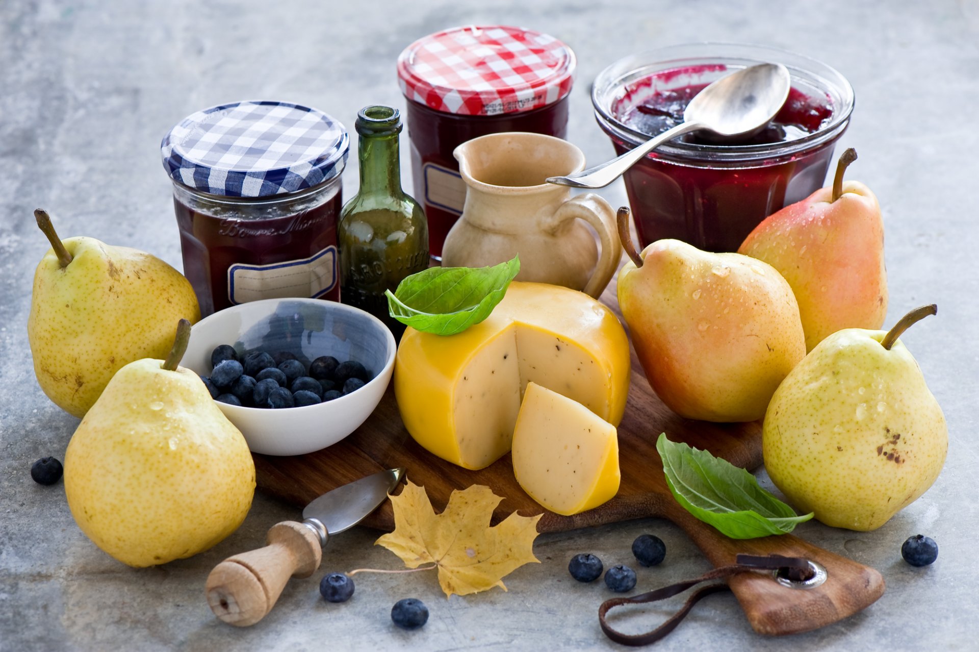 birnen käse marmelade blaubeeren beeren blätter stillleben