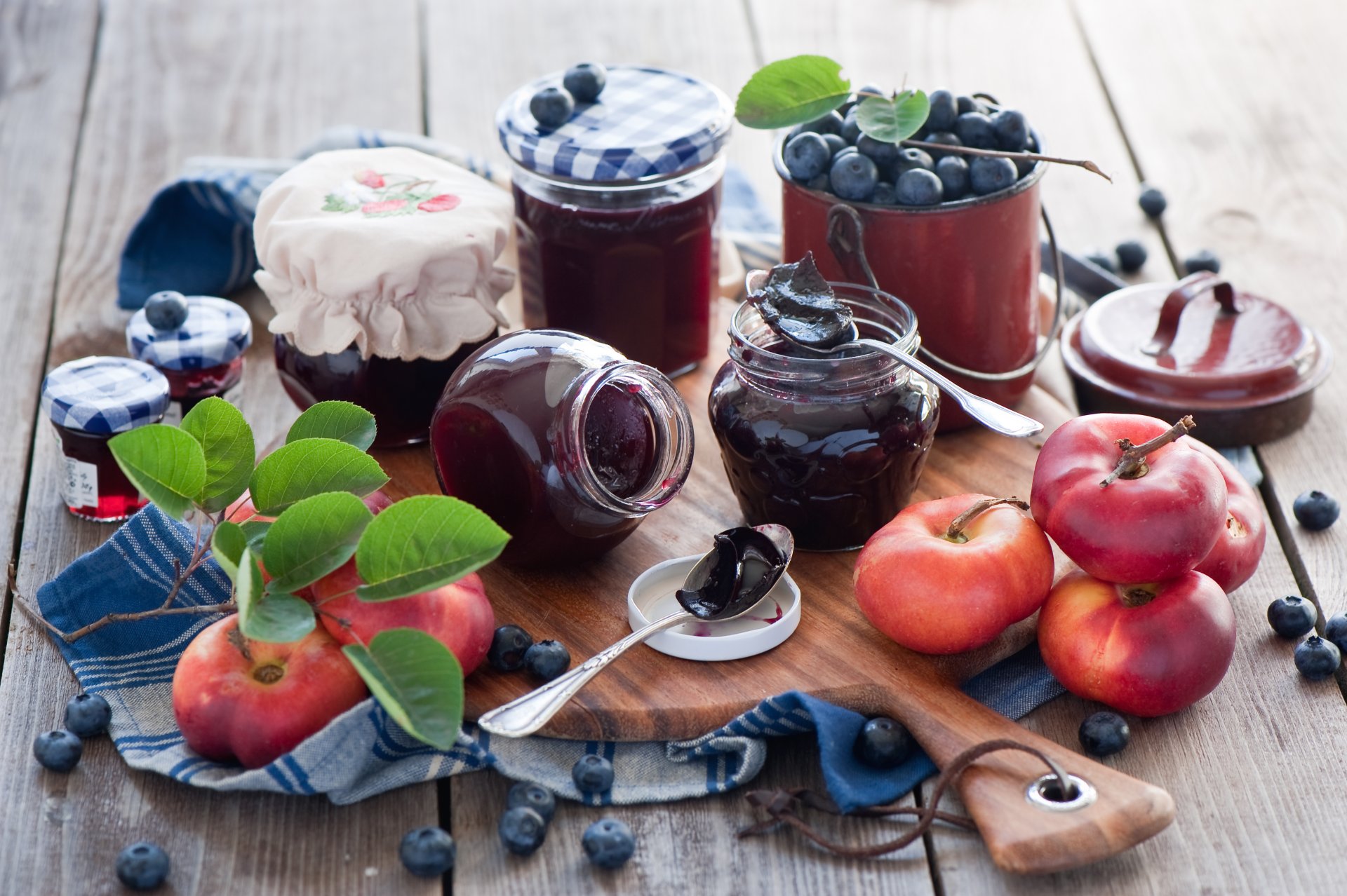 marmellata pesche mirtilli bacche barattoli