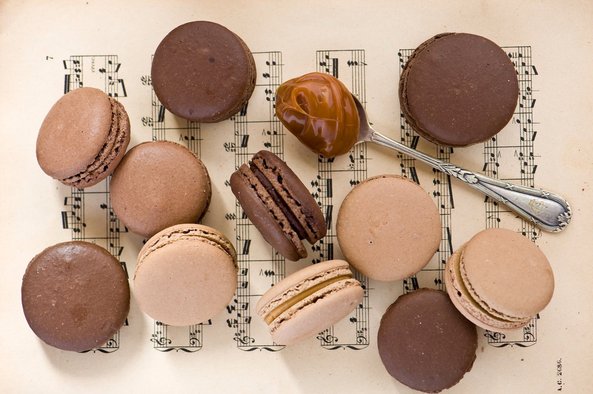 печенье шоколадное макарун macaron десерт карамель сгущенка ложка