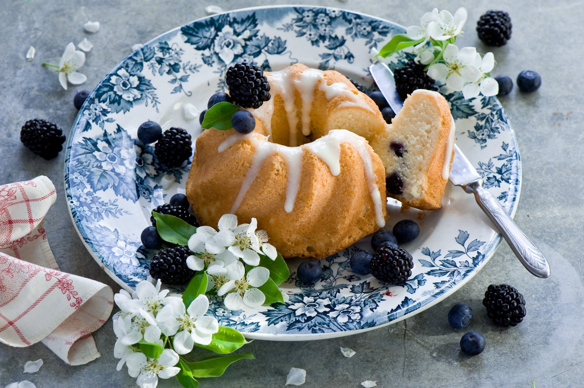 cake berries blackberry blueberrie