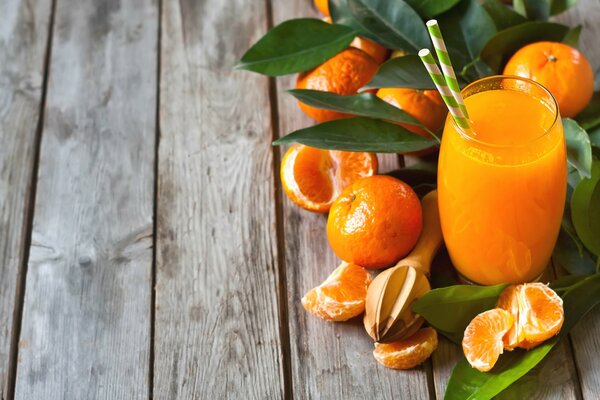 Verre de Fresh et mandarines avec des feuilles