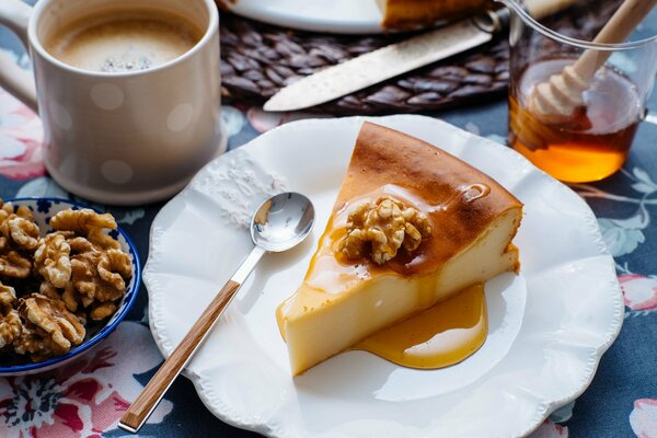 Käsekuchen mit Honig und Walnuss ist lecker