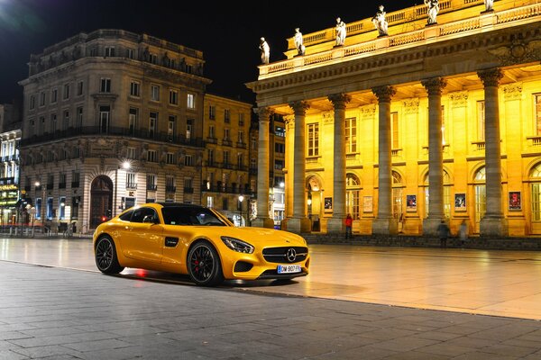 Mercedes Benz amarillo en la ciudad de la noche