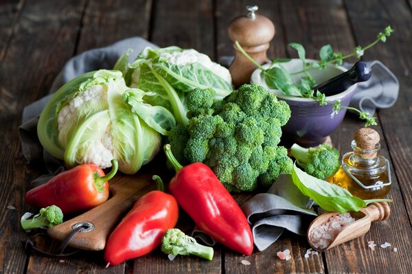 Bodegón verduras. Repollo, pimienta, verduras