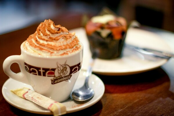 Postre con café en la mesa de la cafetería