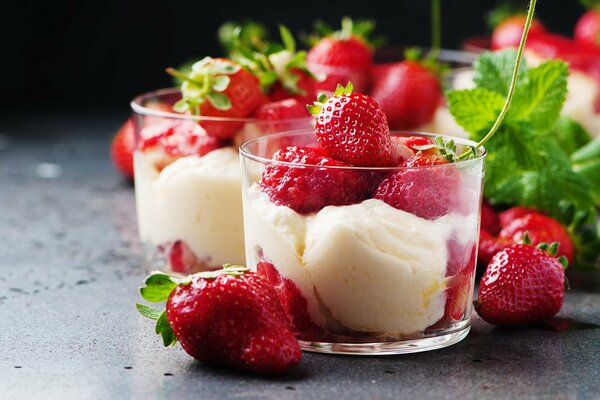 Gelato in un bicchiere di vetro con fragole e menta