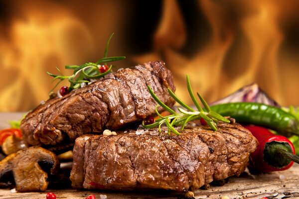 Rindersteak mit Pfeffer und Rosmarin