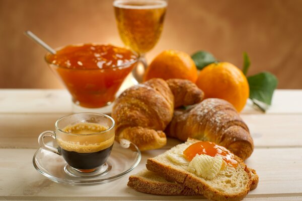 Café de la mañana con mermelada y croissants