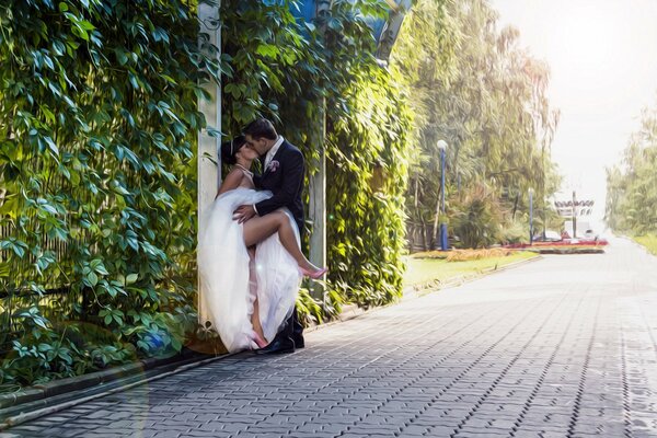 Los recién casados se besan apasionadamente en su boda en la carretera