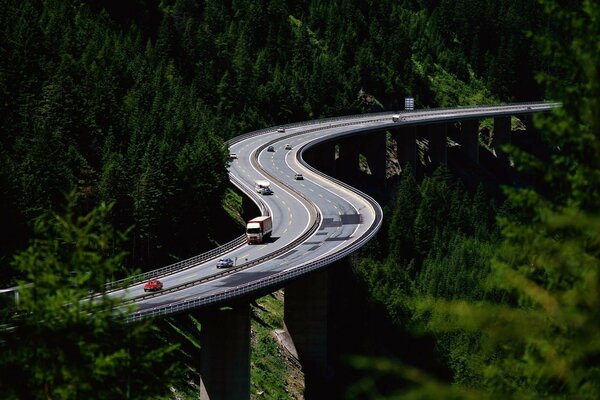 Autostrada w górach z drzewami