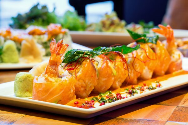 Sushi et petits pains avec du poisson et des crevettes. Cuisine japonaise