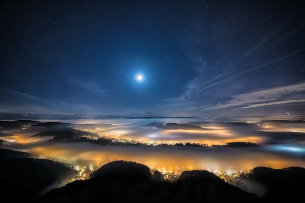 La ville de nuit couvre le brouillard