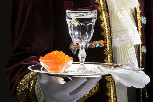 Verre de vodka au caviar sur un plateau