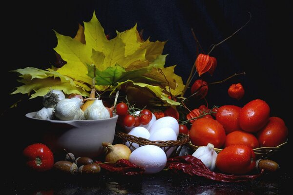 Naturaleza muerta con hojas de otoño y tomates maduros