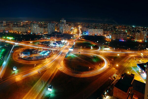 Bazhana Boulevard in Kiew in der Nacht