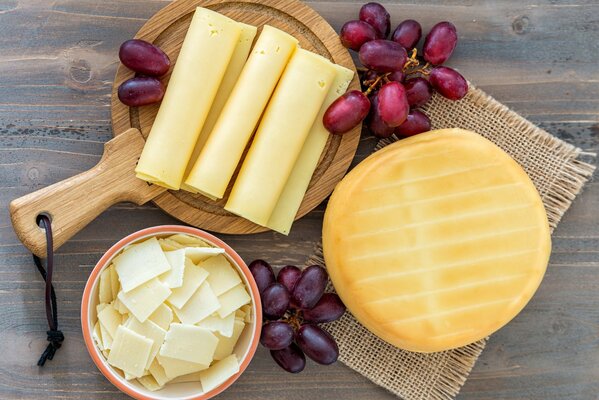 Formaggio e uva freschi fatti in casa