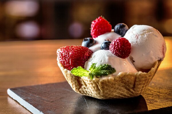 Delicioso postre con helado y bayas frescas