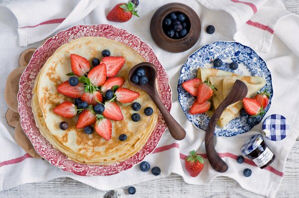 Pfannkuchen mit Erdbeeren und Heidelbeeren