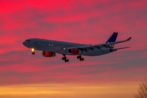 L aereo decolla nel cielo cremisi